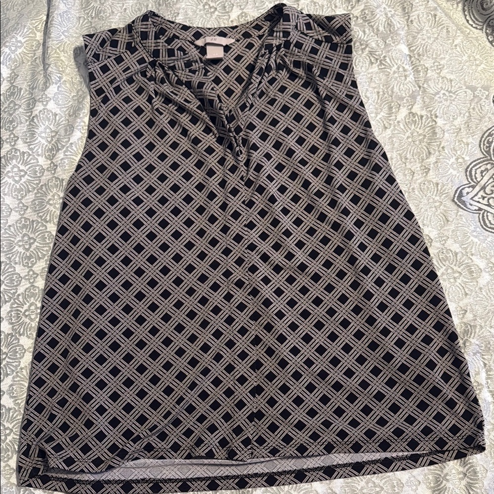 H&M Black and White Sleeveless Blouse with Mandarin Collar